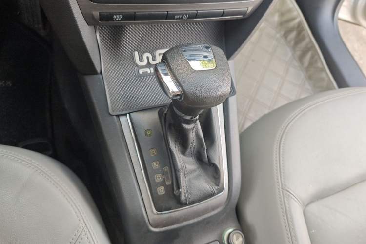 Used Skoda Octavia 2013 1.6L Automatic Yijun Edition Gear Lever