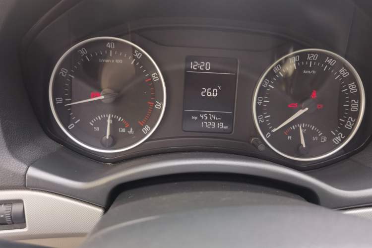 Used Skoda Octavia 2013 1.6L Manual Yijie Edition Odometer Close Up