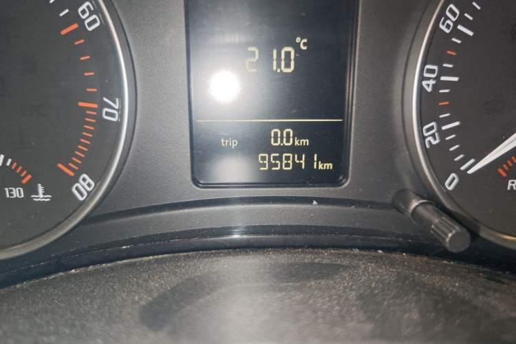 Used Skoda Octavia 2013 1.6L Manual Yijie Edition Odometer Close Up