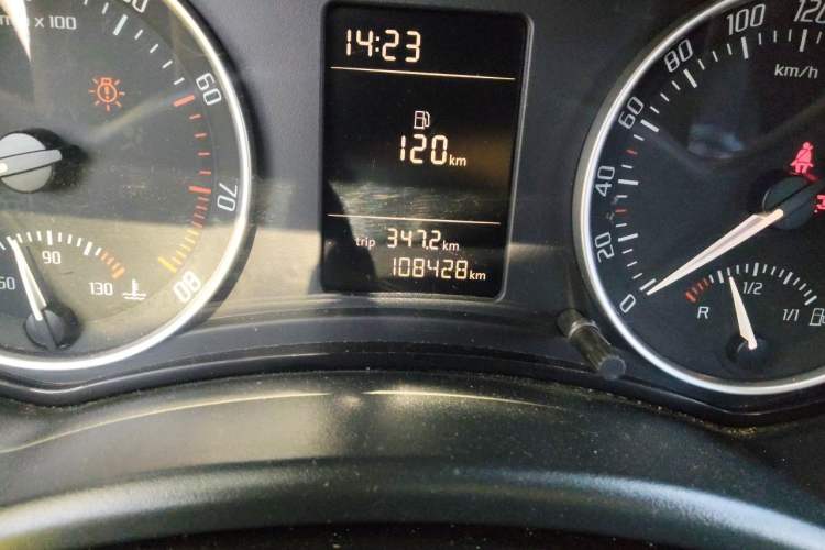 Used Skoda Octavia 2013 1.6L Manual Yijun Edition Odometer Close Up