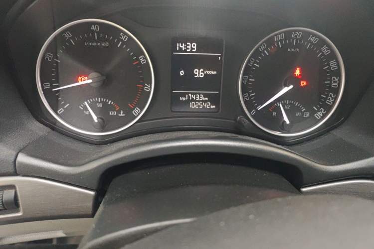 Used Skoda Octavia 2013 1.6L Manual Yijie Edition Odometer Close Up