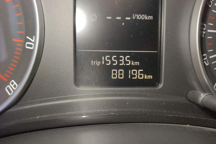 Used Skoda Octavia 2013 1.6L Automatic Yijie Edition Odometer Close Up