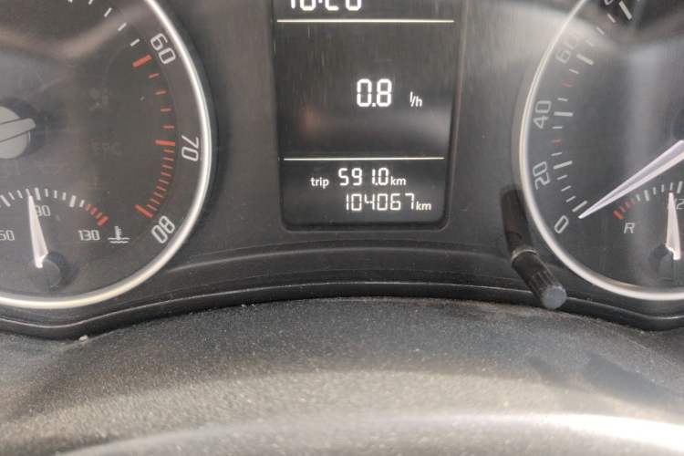 Used Skoda Octavia 2013 1.6L Manual Yijie Edition Odometer Close Up