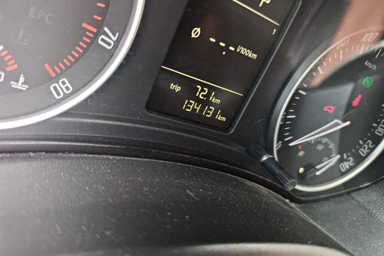 Used Skoda Octavia 2013 1.6L Automatic Yijie Edition Odometer Close Up