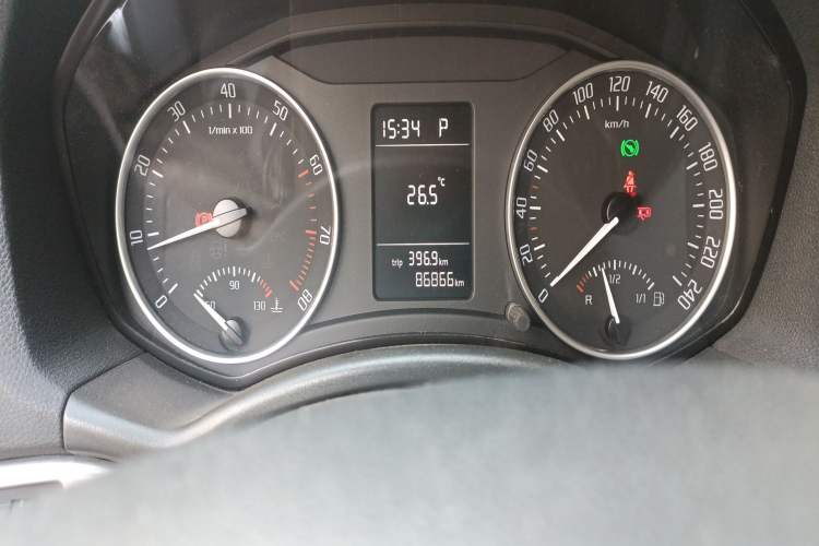 Used Skoda Octavia 2013 1.6L Automatic Yijie Edition Odometer Close Up