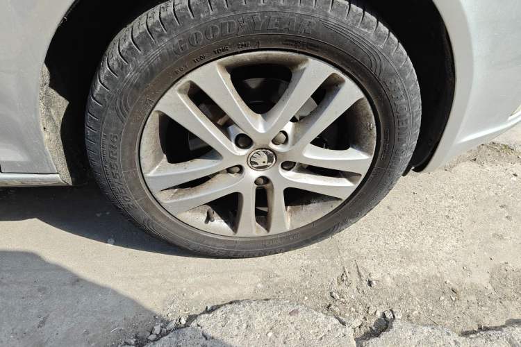 Used Skoda Octavia 2013 1.6L Automatic Yijun Edition Right Front Wheel Hub