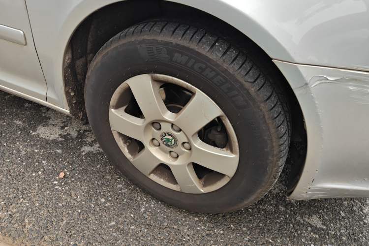 Used Skoda Octavia 2013 1.6L Automatic Yijie Edition Right Front Wheel Hub