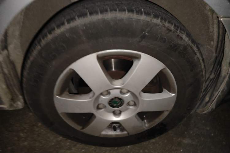 Used Skoda Octavia 2013 1.6L Manual Yijie Edition Right Front Wheel Hub