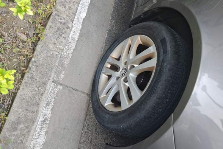 Used Skoda Octavia 2013 1.6L Automatic Yijun Edition Right Front Wheel Hub