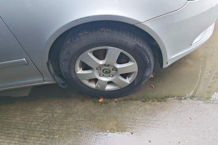 Used Skoda Octavia 2013 1.6L Manual Eado Edition Right Front Wheel Hub