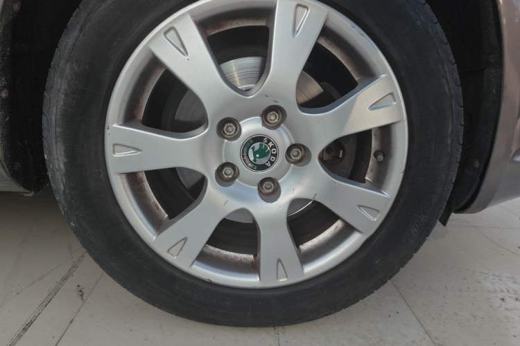 Used Skoda Octavia 2013 1.6L Automatic Elegance Edition Right Front Wheel Hub