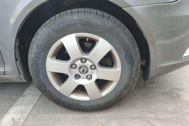 Used Skoda Octavia 2013 1.6L Manual Yijie Edition Right Front Wheel Hub