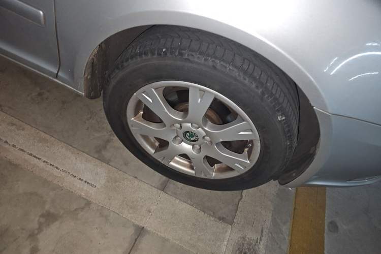 Used Skoda Octavia 2013 2.0L Automatic Yijie Edition Right Front Wheel Hub