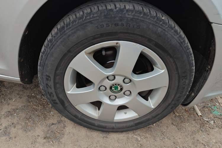Used Skoda Octavia 2013 1.6L Automatic Elegance Edition Right Front Wheel Hub