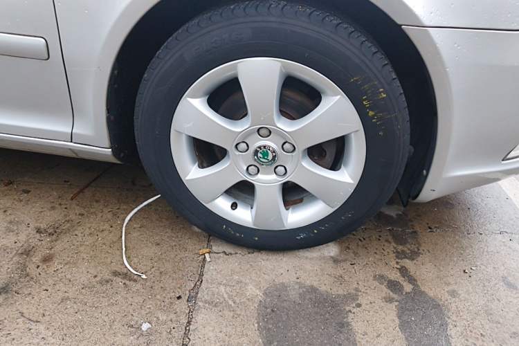 Used Skoda Octavia 2013 1.6L Automatic Yijie Edition Right Front Wheel Hub