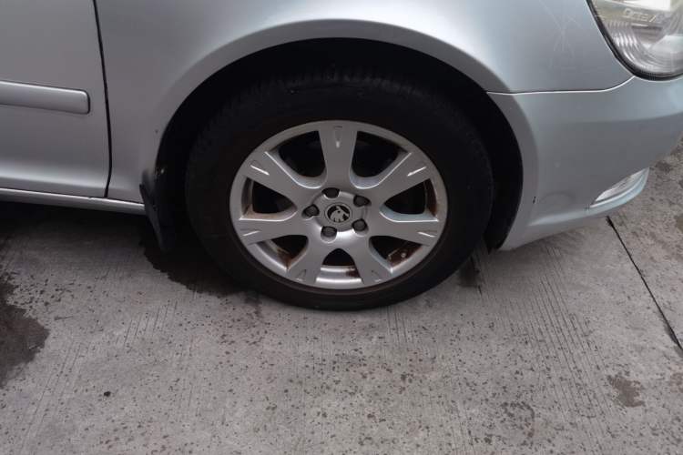 Used Skoda Octavia 2013 1.6L Manual Yijie Edition Right Front Wheel Hub