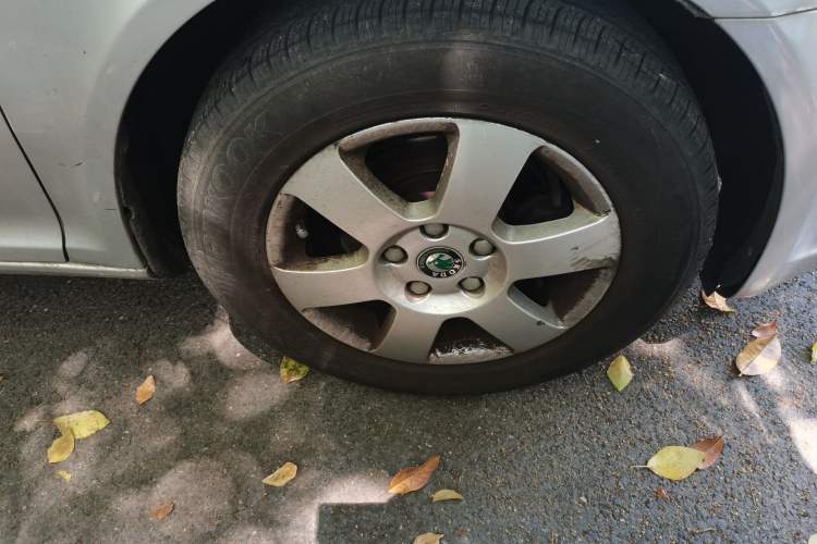 Used Skoda Octavia 2013 1.6L Manual Yijie Edition Right Front Wheel Hub