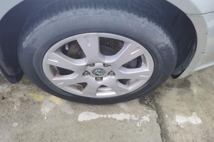 Used Skoda Octavia 2013 1.6L Manual Eado Edition Right Front Wheel Hub