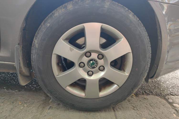 Used Skoda Octavia 2013 1.6L Automatic Yijie Edition Right Front Wheel Hub