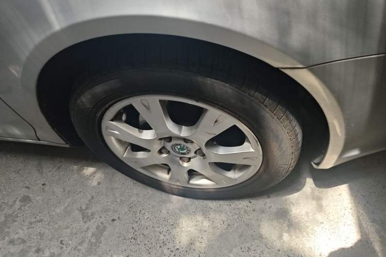 Used Skoda Octavia 2013 1.6L Manual Eado Edition Right Front Wheel Hub