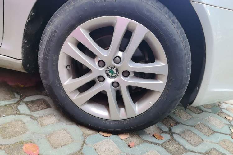 Used Skoda Octavia 2013 1.6L Manual Yijun Edition Right Front Wheel Hub
