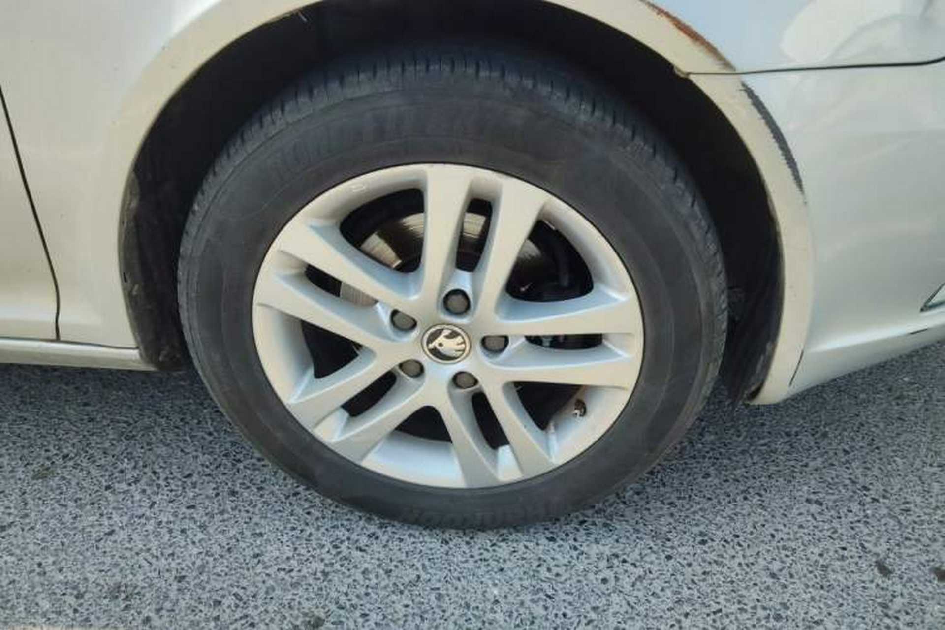 Used Skoda Octavia 2013 1.6L Manual Yijun Edition Right Front Wheel Hub