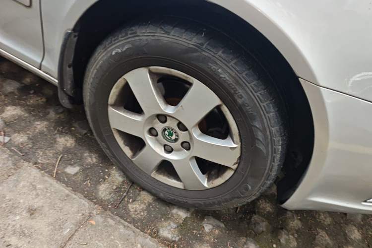 Used Skoda Octavia 2013 1.6L Manual Yijie Edition Right Front Wheel Hub