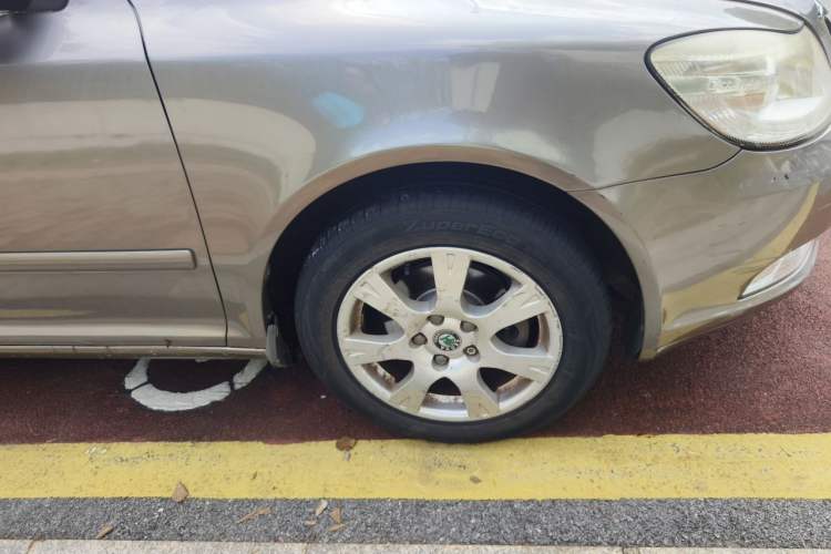 Used Skoda Octavia 2013 1.6L Automatic Elegance Edition Right Front Wheel Hub