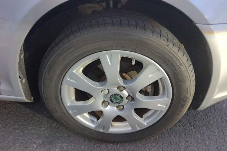 Used Skoda Octavia 2013 1.6L Automatic Yijie Edition Right Front Wheel Hub