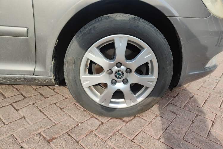 Used Skoda Octavia 2013 1.6L Manual Yijie Edition Right Front Wheel Hub