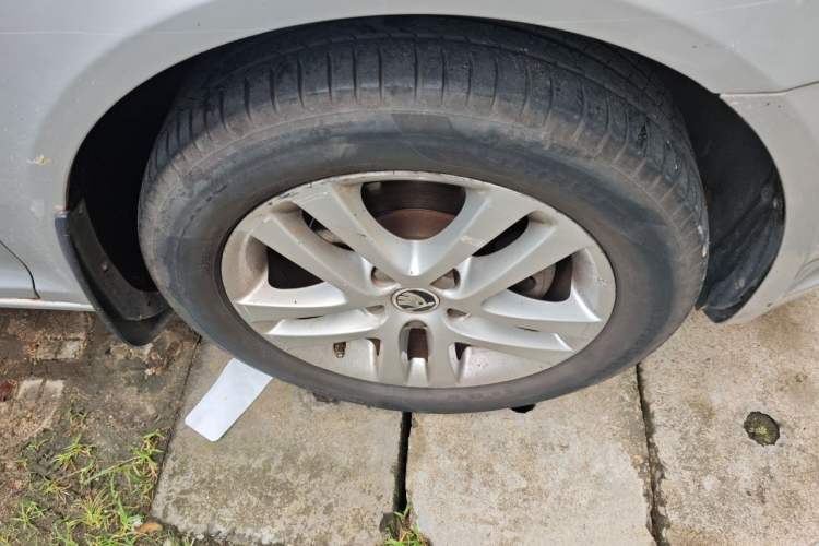 Used Skoda Octavia 2013 1.6L Automatic Yijun Edition Right Front Wheel Hub