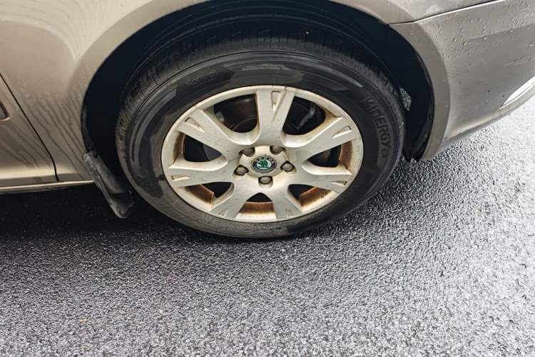 Used Skoda Octavia 2013 1.6L Automatic Yijie Edition Right Front Wheel Hub