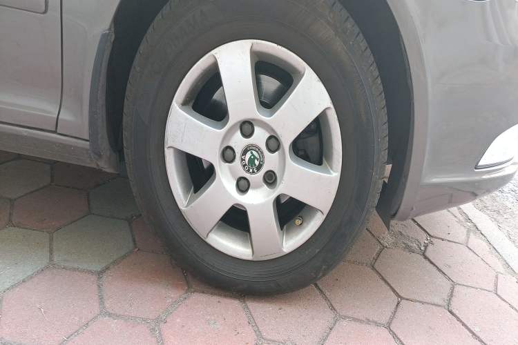 Used Skoda Octavia 2013 1.6L Automatic Yijie Edition Right Front Wheel Hub