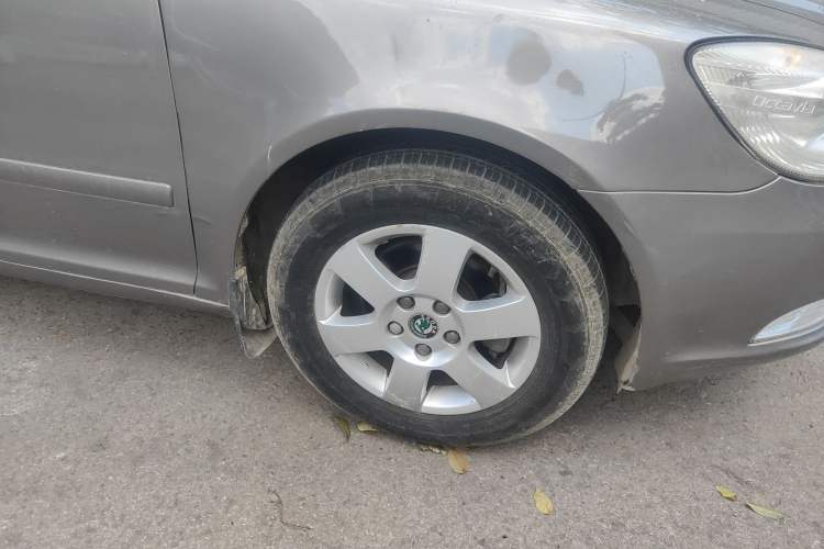 Used Skoda Octavia 2013 1.6L Manual Eado Edition Right Front Wheel Hub