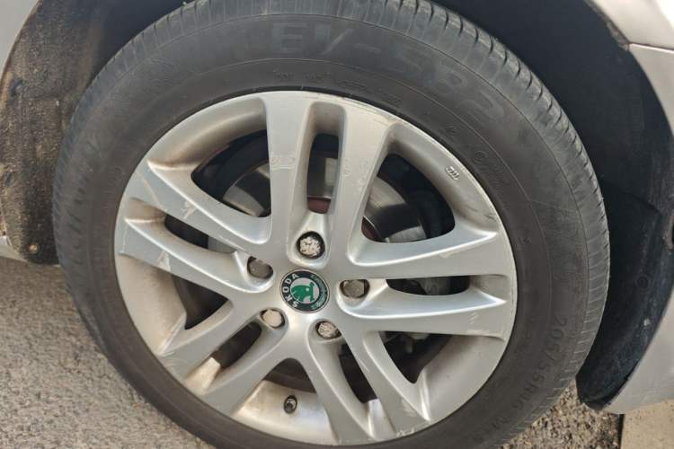 Used Skoda Octavia 2013 1.6L Automatic Yijun Edition Right Front Wheel Hub
