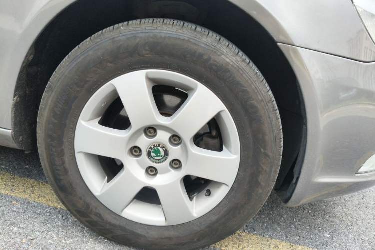 Used Skoda Octavia 2013 1.6L Automatic Yijun Edition Right Front Wheel Hub