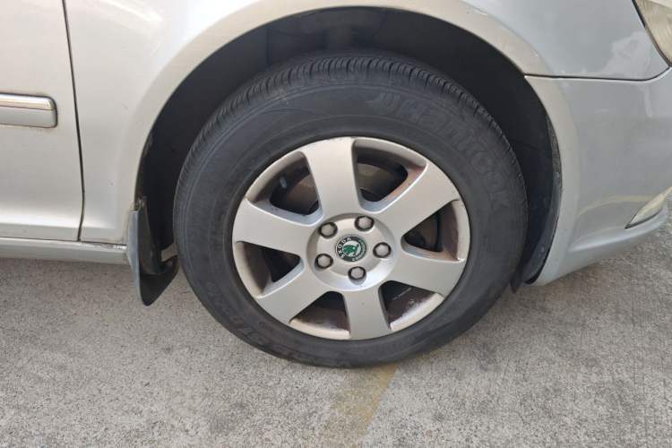 Used Skoda Octavia 2013 1.6L Automatic Yijun Edition Right Front Wheel Hub