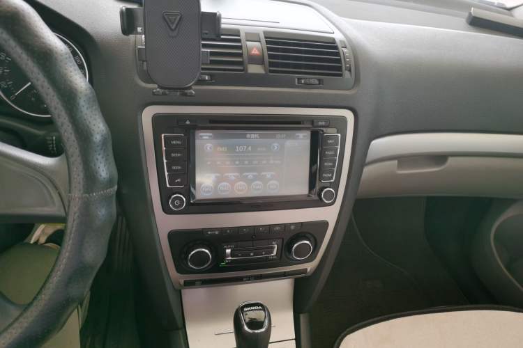 Used Skoda Octavia 2013 1.6L Automatic Yijun Edition Audio And AC Panel