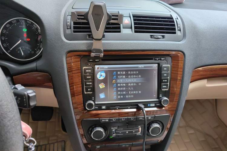 Used Skoda Octavia 2013 1.6L Automatic Elegance Edition Audio And AC Panel