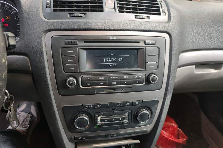 Used Skoda Octavia 2013 1.4TSI DSG Yijun Edition Audio And AC Panel