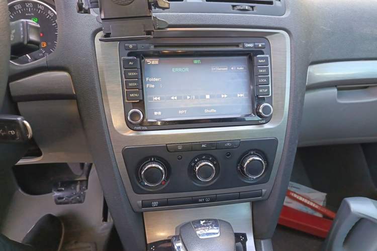 Used Skoda Octavia 2013 1.6L Automatic Yijie Edition Audio And AC Panel
