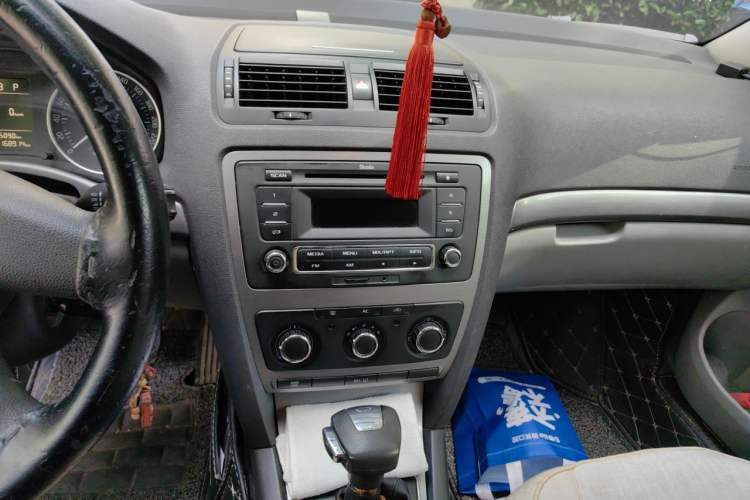 Used Skoda Octavia 2013 1.6L Automatic Yijie Edition Audio And AC Panel