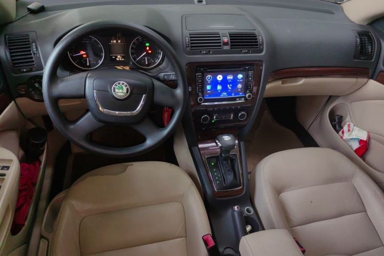 Used Skoda Octavia 2013 1.6L Automatic Yijun Edition Center Console