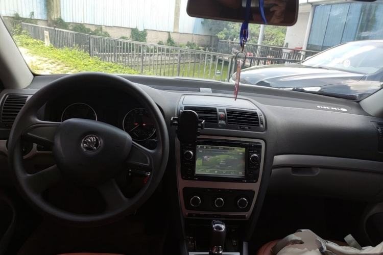 Used Skoda Octavia 2013 1.6L Automatic Yijie Edition Center Console