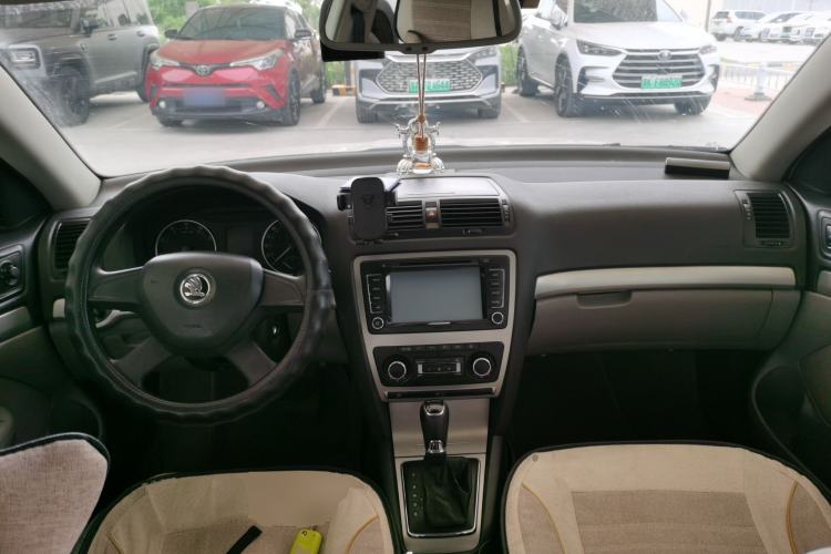 Used Skoda Octavia 2013 1.6L Automatic Yijun Edition Center Console