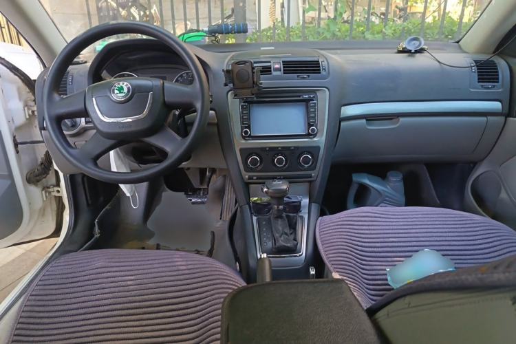Used Skoda Octavia 2013 1.6L Automatic Yijie Edition Center Console
