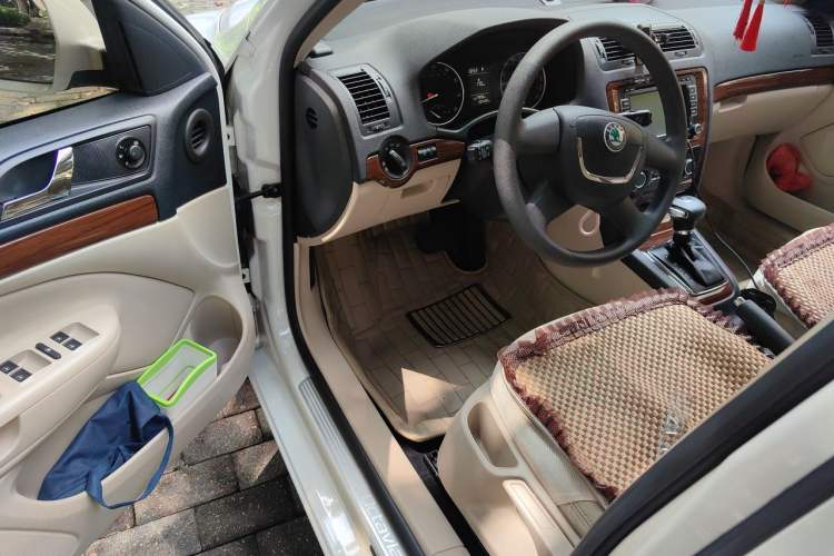 Used Skoda Octavia 2013 1.6L Automatic Elegance Edition Driver Seat