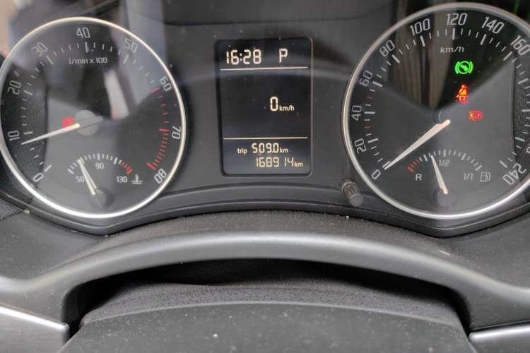 Used Skoda Octavia 2013 1.6L Automatic Yijie Edition Odometer Close Up