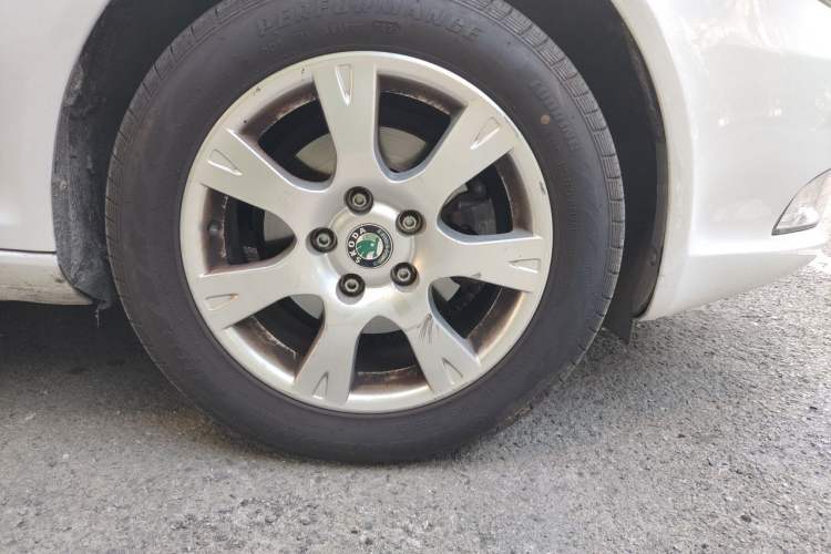 Used Skoda Octavia 2013 1.6L Automatic Elegance Edition Right Front Wheel Hub