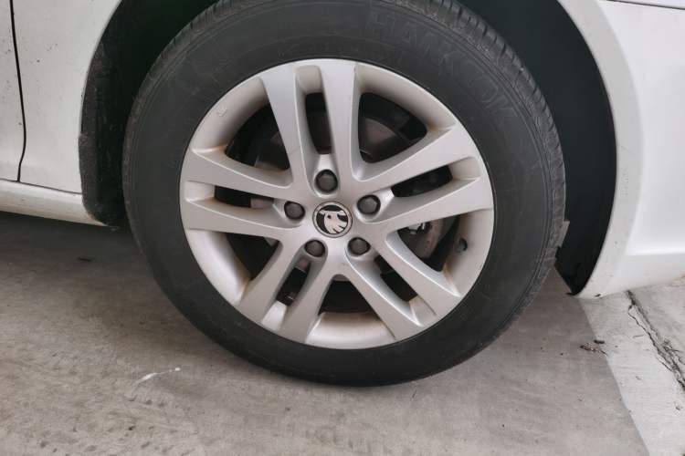Used Skoda Octavia 2013 1.6L Automatic Yijun Edition Right Front Wheel Hub